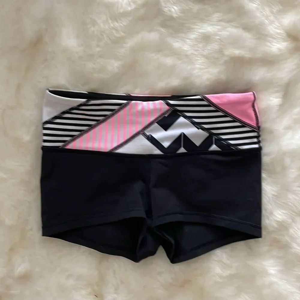 Lululemon Boogie Short Reversible Black Quilt Pink bootie Aztec Stripe s…